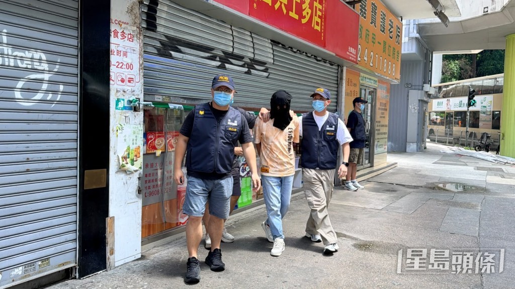 被捕男子帶署調查。梁國峰攝 被捕男子帶署調查。梁國峰攝