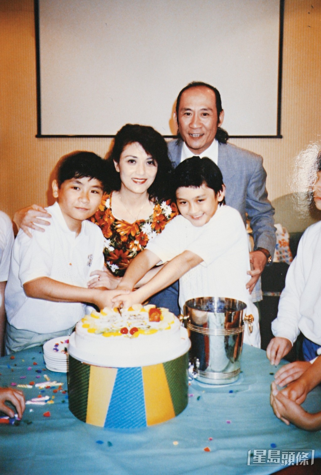 李家鼎與施明1977年結婚，誕下李泳漢與李泳豪。