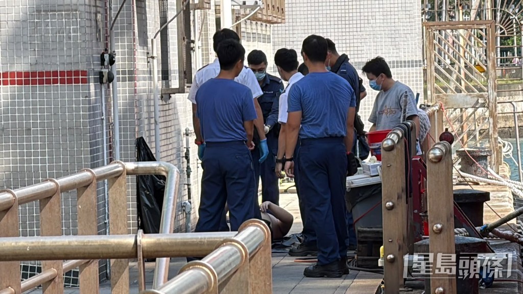 救援人員將男子送往青衣消防輪碼頭。劉漢權攝 救援人員將男子送往青衣消防輪碼頭。劉漢權攝