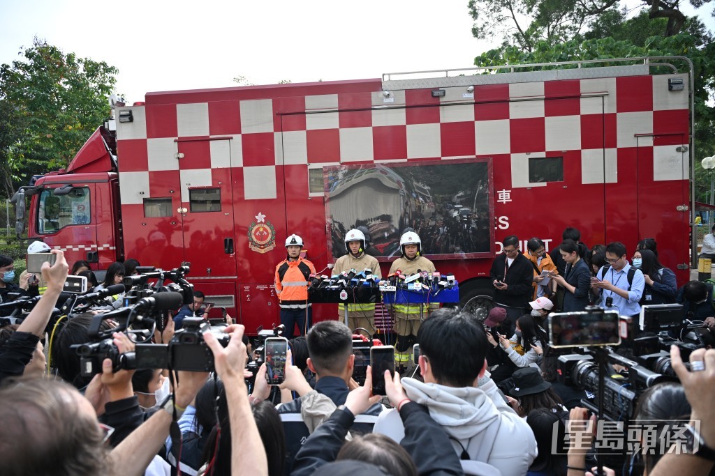 消防11月27日下午2時許見記者交代最新救援進展。蘇正謙攝