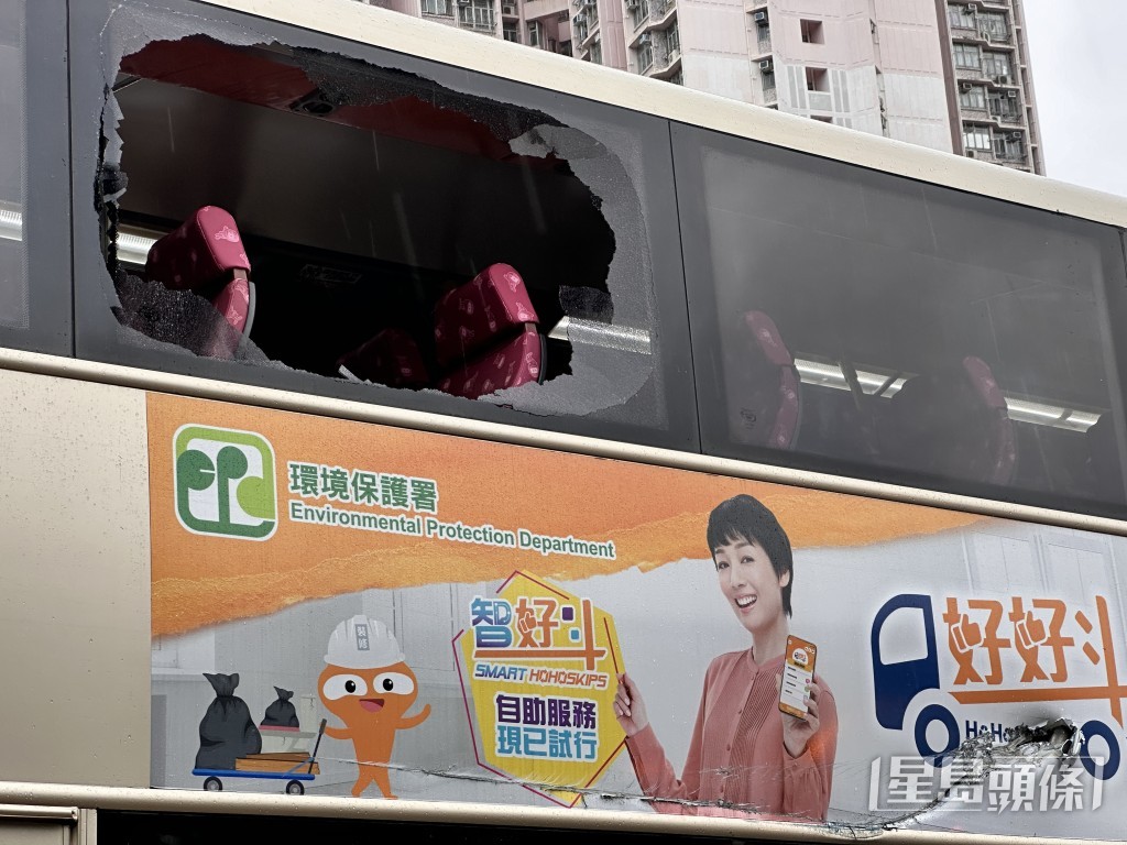 巴士上層車窗爆開。 巴士上層車窗爆開。