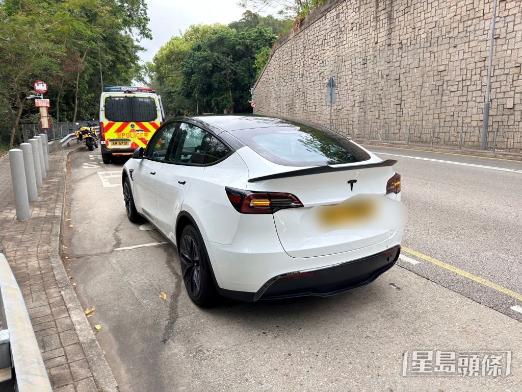 Tesla停在現場。 