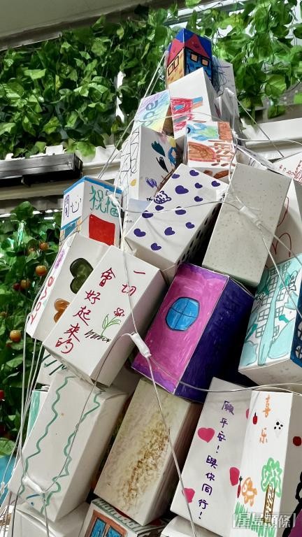 希望之盒由孩子及公眾繪圖畫及文字,為災民送上祝福。 希望之盒由孩子及公眾繪圖畫及文字,為災民送上祝福。