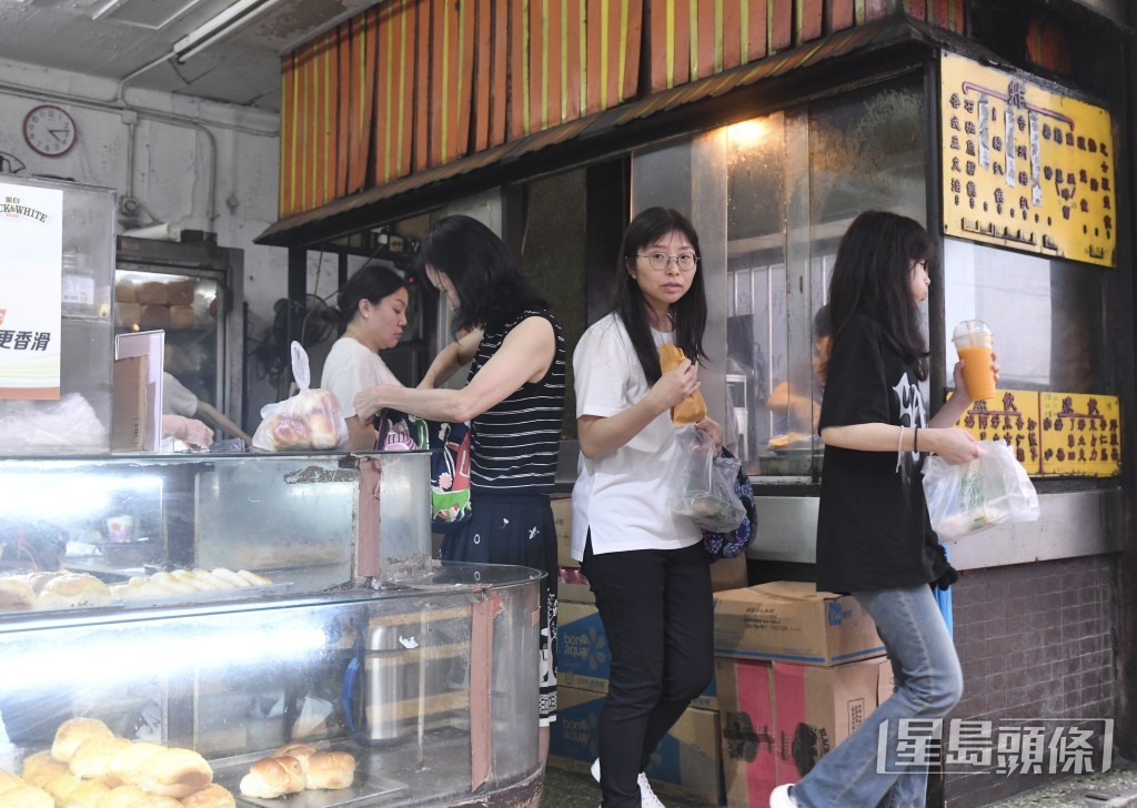 港式麵包老店「丹麥餅店」在銅鑼灣屹立逾50載,門客絡繹不絕。 港式麵包老店「丹麥餅店」在銅鑼灣屹立逾50載,門客絡繹不絕。