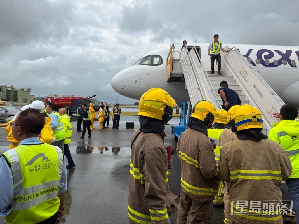 香港快運一班由北京抵港的航班,今日降落滑行時撞到跑道旁指示牌,有乘客在小紅書上憶述降落的驚險一刻。(Bobo@小紅書圖片) 香港快運一班由北京抵港的航班,今日降落滑行時撞到跑道旁指示牌,有乘客在小紅書上憶述降落的驚險一刻。(Bobo@小紅書圖片)