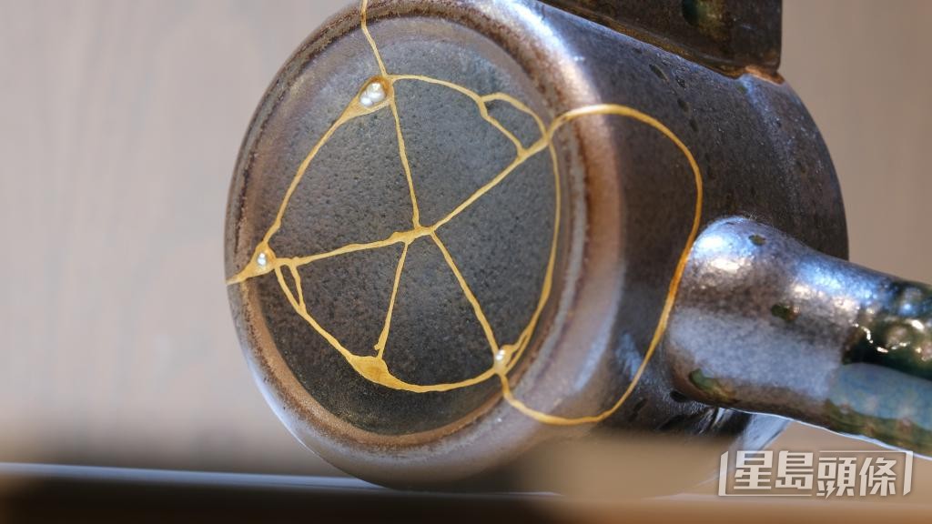 有學員以愛修復跌至粉碎的破茶壺,縷縷金線守護這廝守半生的美好回憶。 有學員以愛修復跌至粉碎的破茶壺,縷縷金線守護這廝守半生的美好回憶。
