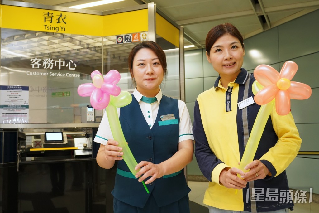 當全職媽媽約10年的黃美圻(左)及陳庭煒,透過港鐵「半職工作」計劃重返職場成鐵路人。葉偉豪攝 當全職媽媽約10年的黃美圻(左)及陳庭煒,透過港鐵「半職工作」計劃重返職場成鐵路人。葉偉豪攝