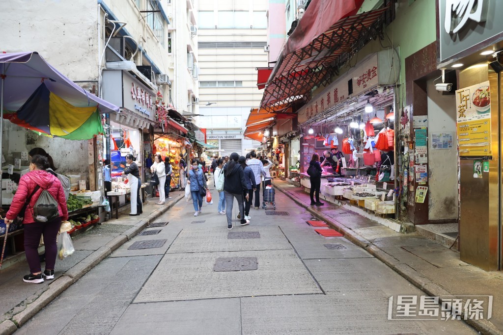 灣仔街市外圍亦有很多店舖，方便市民買餸。