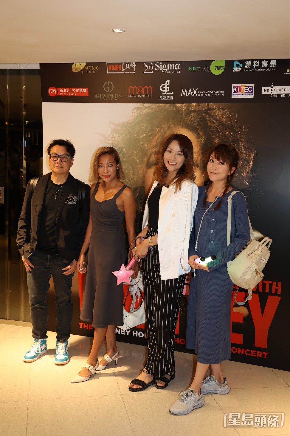 已故樂壇天后Whitney Houston「全息音樂會」吸引一眾《中年好聲音2》參賽者到場欣賞。