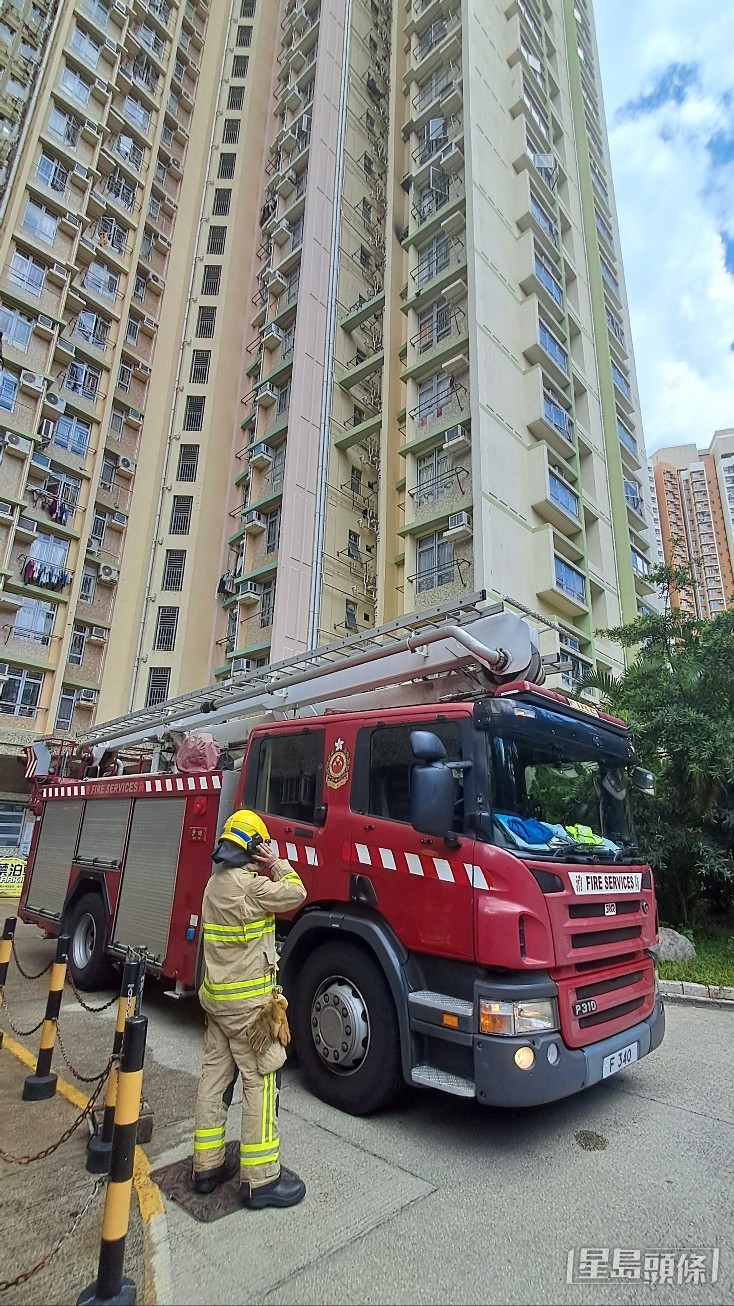 消防出動一喉一煙帽隊救火。 消防出動一喉一煙帽隊救火。