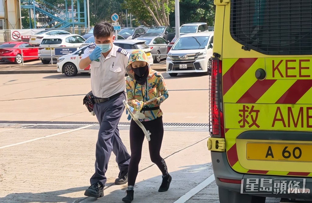 一名女子陪同送院,她手持浮潛氣喉。黃文威攝 一名女子陪同送院,她手持浮潛氣喉。黃文威攝