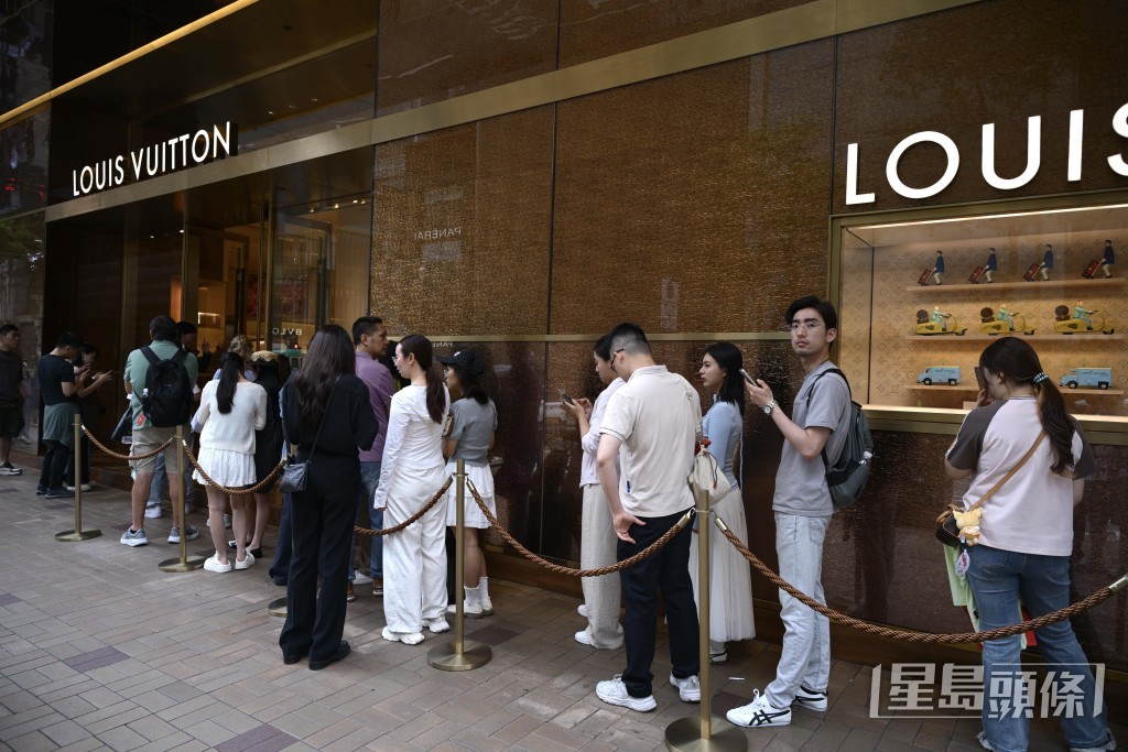 尖沙咀廣東道一帶，名牌店舖外排長龍。