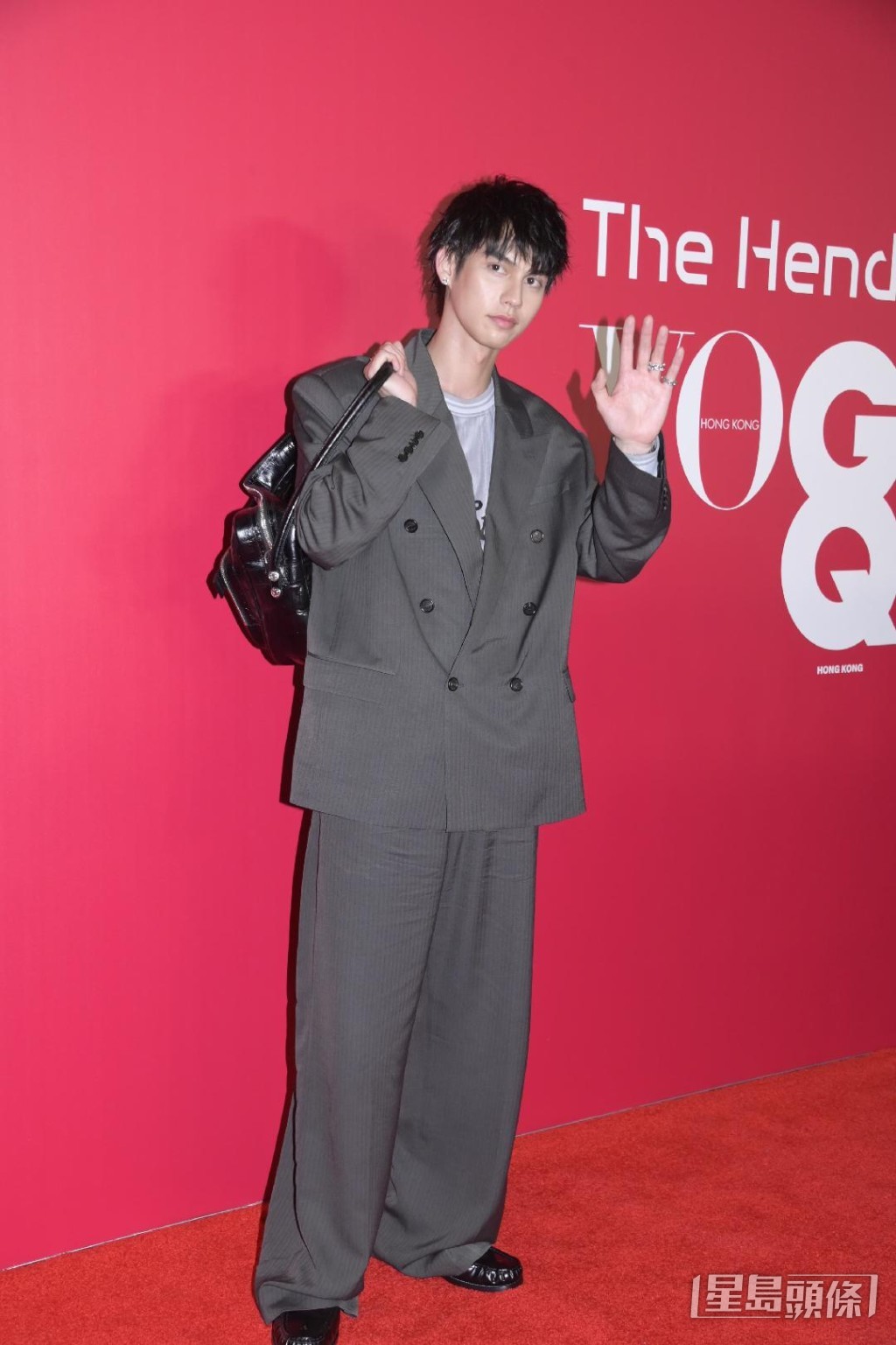 泰國男星Bright Vachirawit打招呼。