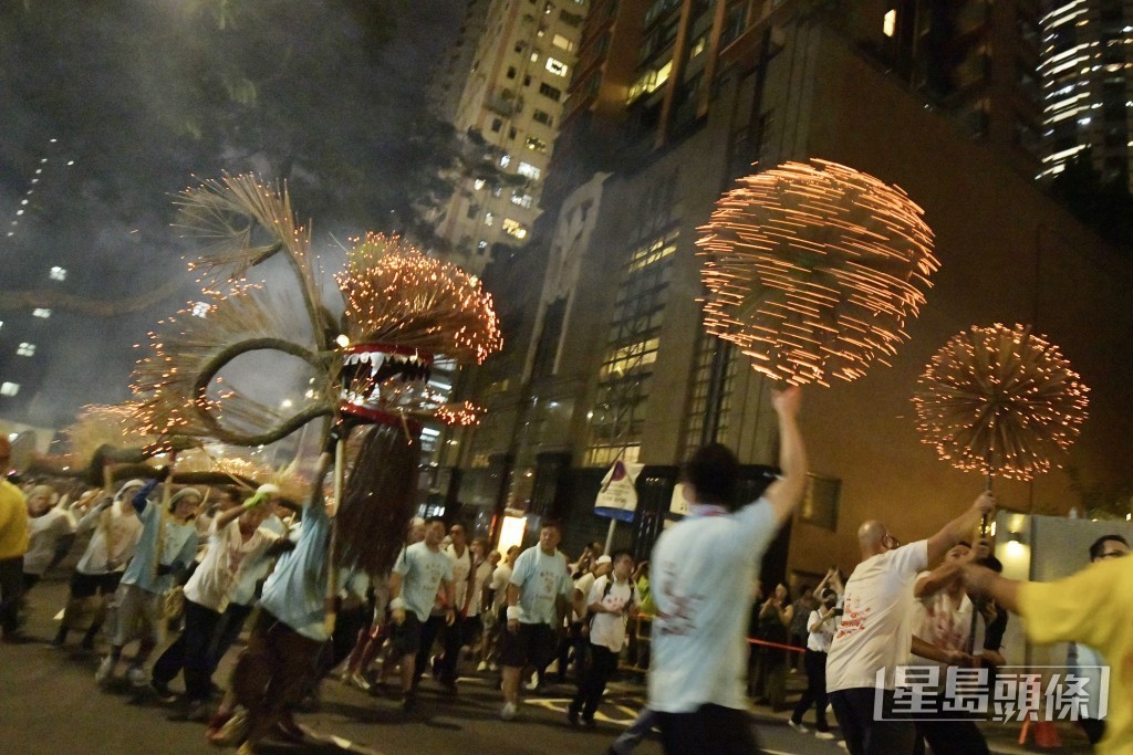 据称灵感来自法国巴士底监狱广场7月柱上，为纪念1830年7月革命而建的“自由之神”雕像，也是向1977年被送上外太空的“航海家金唱片”致敬，香港网民却认为这个设计却像舞火龙。