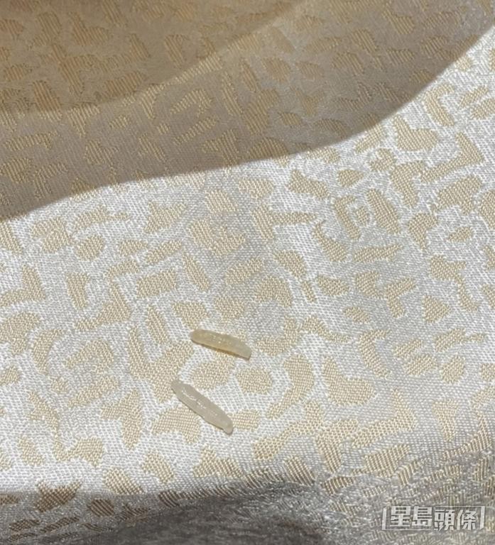 記者從炒飯中挑出2顆相近大小的米粒並揉搓其中一顆,發現米粒可以搓長(左下)。 記者從炒飯中挑出2顆相近大小的米粒並揉搓其中一顆,發現米粒可以搓長(左下)。