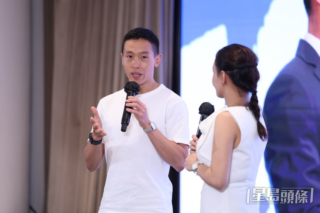 何泽尧台上讲感受。