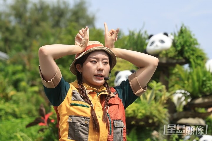 袁絲珩戴上漁夫帽紮雙辮扮熱帶探險家,做出可愛手勢。 袁絲珩戴上漁夫帽紮雙辮扮熱帶探險家,做出可愛手勢。