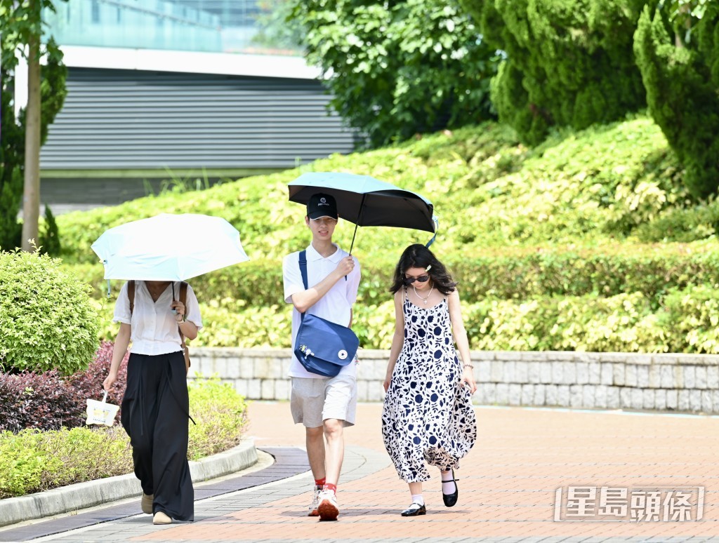 本港地區下午及今晚天氣預測,下午天氣酷熱,部分時間有陽光,亦有一兩陣驟雨。鍾健華攝 本港地區下午及今晚天氣預測,下午天氣酷熱,部分時間有陽光,亦有一兩陣驟雨。鍾健華攝