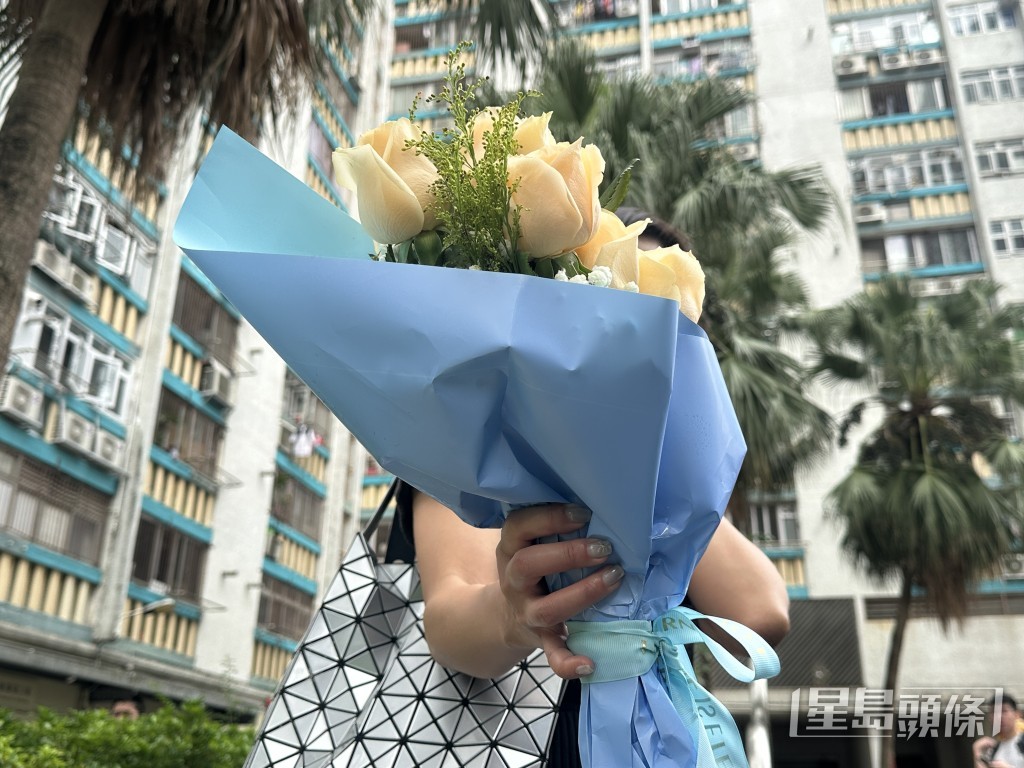 何小姐帶來一束鮮花悼念亡母。劉漢權攝