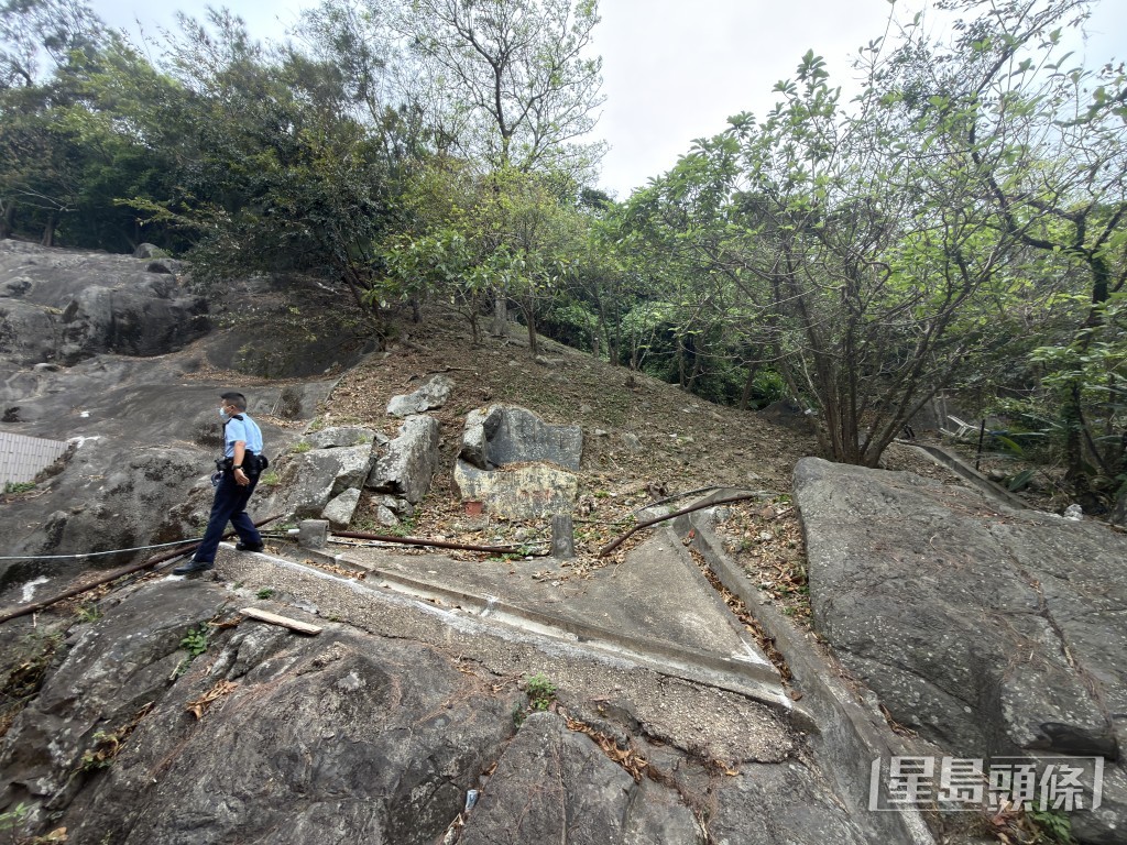 事主在泳灘更衣室對上山坡自縊。 事主在泳灘更衣室對上山坡自縊。