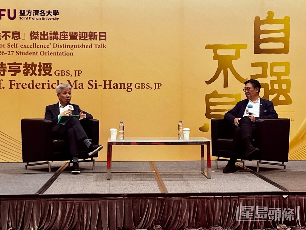 針對目前樓價高企以及年輕人面對的置業難題,馬時亨(右)與張仁良(左)均建議年輕人不要過於急躁。 針對目前樓價高企以及年輕人面對的置業難題,馬時亨(右)與張仁良(左)均建議年輕人不要過於急躁。