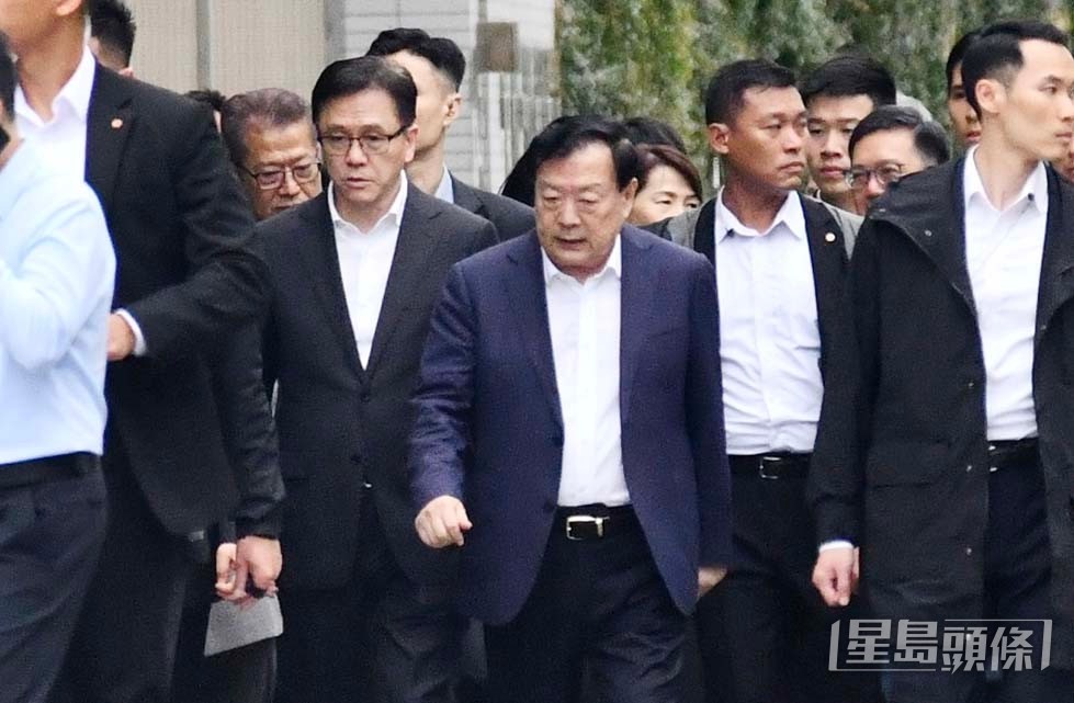 夏寶龍聽取創新科技及工業局局長孫東匯報北都三個創科項目的園區建設、規劃進度等工作。 夏寶龍聽取創新科技及工業局局長孫東匯報北都三個創科項目的園區建設、規劃進度等工作。