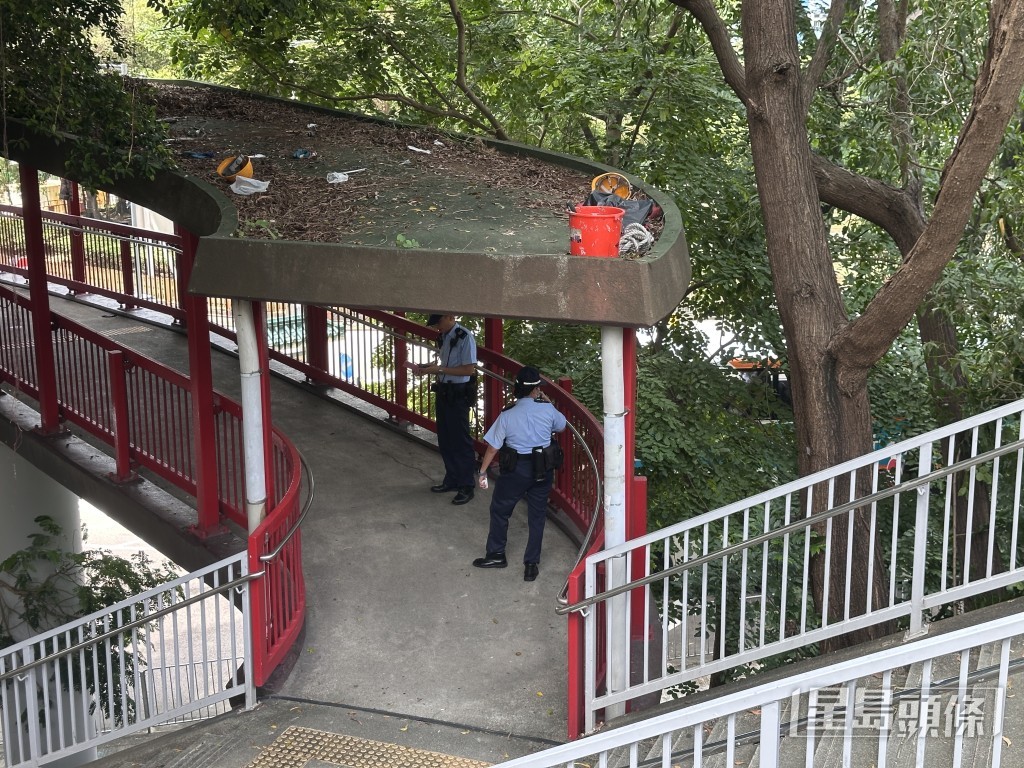 行人天橋頂遺下膠筒及安全帽。梁國峰攝 行人天橋頂遺下膠筒及安全帽。梁國峰攝