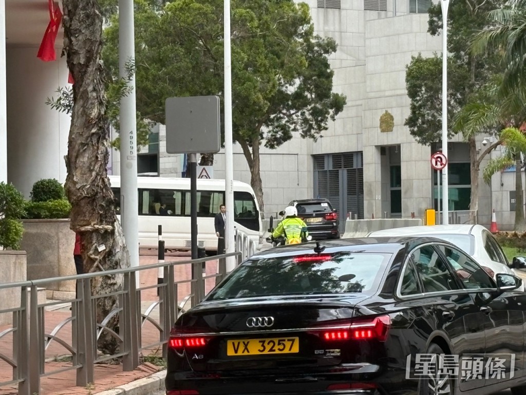 夏寶龍下午約2時15分離開酒店,並返回政府總部,會見八間資助大學校長。黃子龍攝 夏寶龍下午約2時15分離開酒店,並返回政府總部,會見八間資助大學校長。黃子龍攝