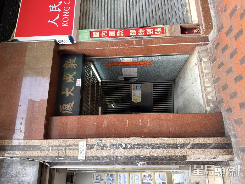 敦成大廈男子由一樓跌落地面腳骨折受傷送院。梁國峰攝
