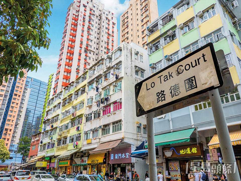 荃灣路德圍一向有荃灣食街之稱,一街布滿各色小店,深受年輕人及街坊歡迎。 荃灣路德圍一向有荃灣食街之稱,一街布滿各色小店,深受年輕人及街坊歡迎。