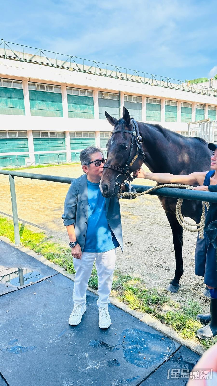 陳家樑分享了一些日前他親往呂健威馬房探望「金鎗六十」的相片。 陳家樑分享了一些日前他親往呂健威馬房探望「金鎗六十」的相片。