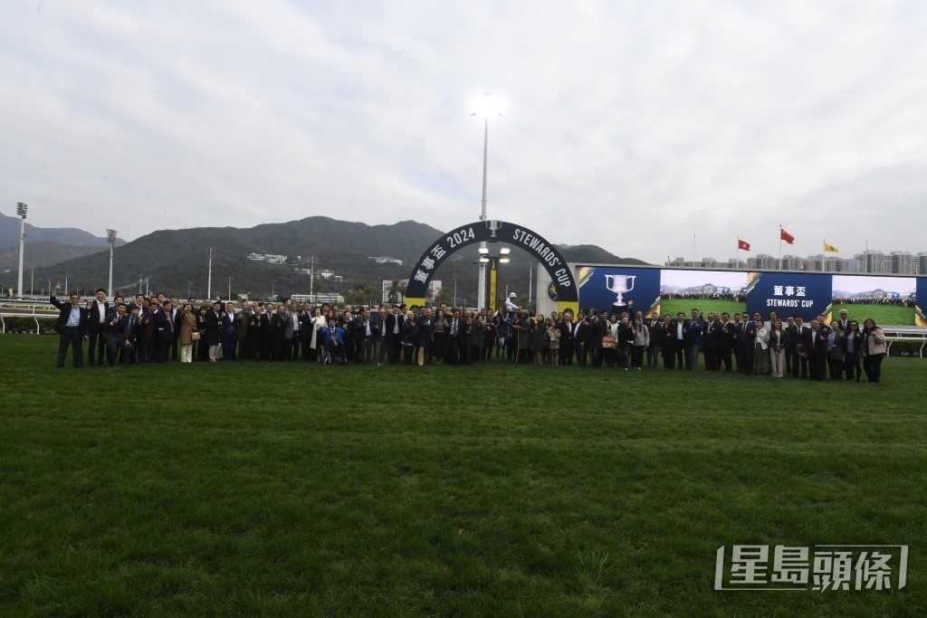 「遨遊氣泡」勝出一級賽，賽後拉頭馬的場面非常墟冚。