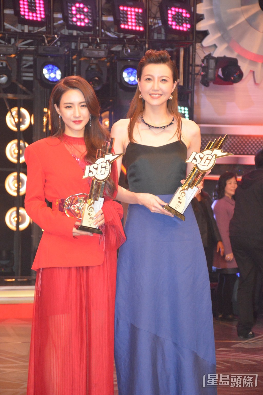 2019年菊梓乔夺得“劲歌女歌星奖”，与她同门被指因争做一姐而不和的吴若希在旁大笑，被网民指笑得太浮夸。