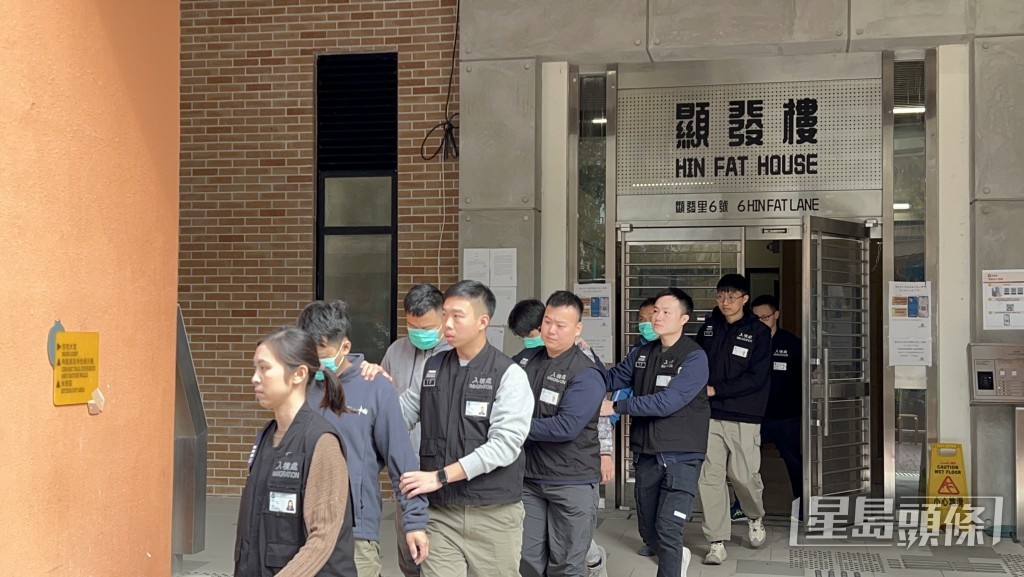 入境處今日在屯門顯發邨(顯發樓)拘捕多名正在進行裝修的黑工。許文光攝 入境處今日在屯門顯發邨(顯發樓)拘捕多名正在進行裝修的黑工。許文光攝