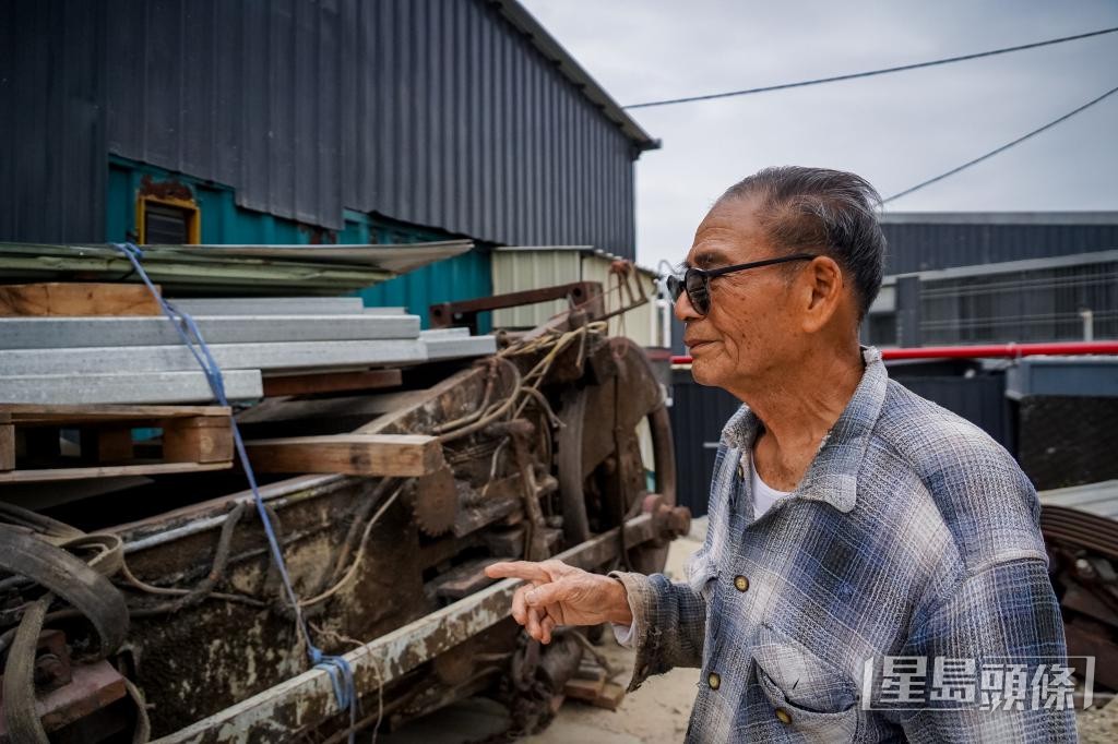 王鴻權說，企頭鋸及皮帶鋸已多處損毀，現擺放在木廠作展示。