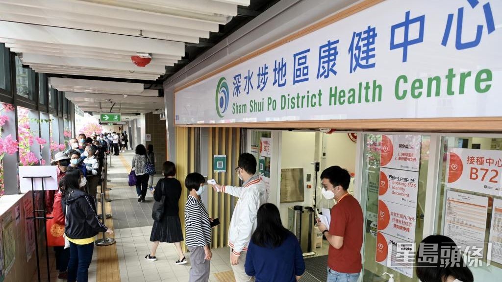 地區康健中心在疫下發揮作用，不少長者到訪領取快速抗原測試套裝。