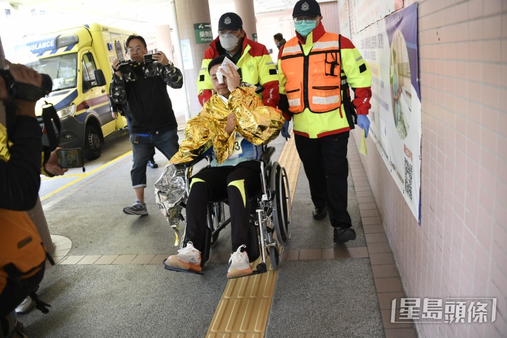 有跑手頭部受傷淌血送院。 有跑手頭部受傷淌血送院。