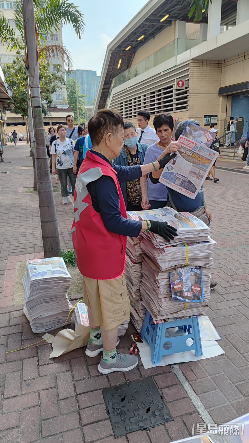 警務處出版的《香港重案解密》今日周五(8日)推出,隨免費報章《頭條日報》,於全港各區向市民派發。 警務處出版的《香港重案解密》今日周五(8日)推出,隨免費報章《頭條日報》,於全港各區向市民派發。