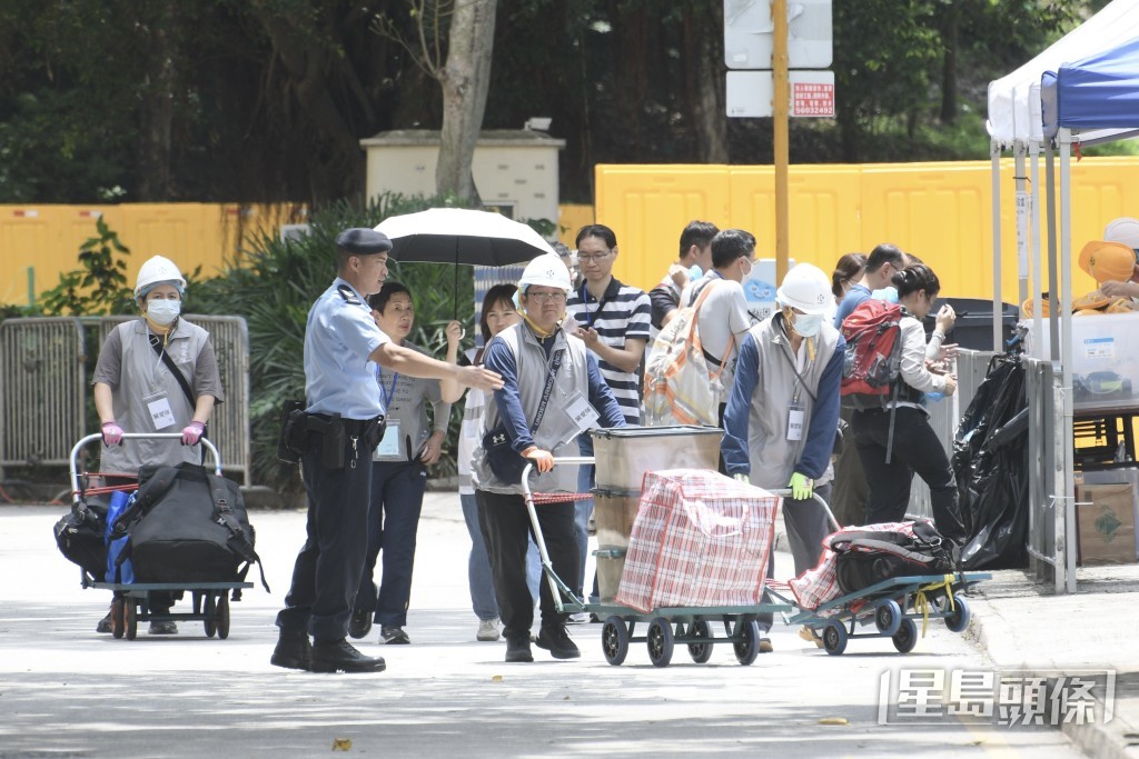 工作人員協助搬運物品。