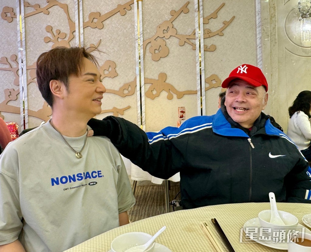 方俊照顧年老無依嘅張偉文。 方俊照顧年老無依嘅張偉文。