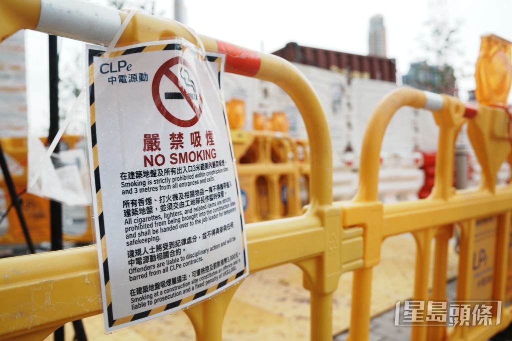 告示提醒工友切勿在地盤內吸煙、亦不准帶煙包和火機進入工地。