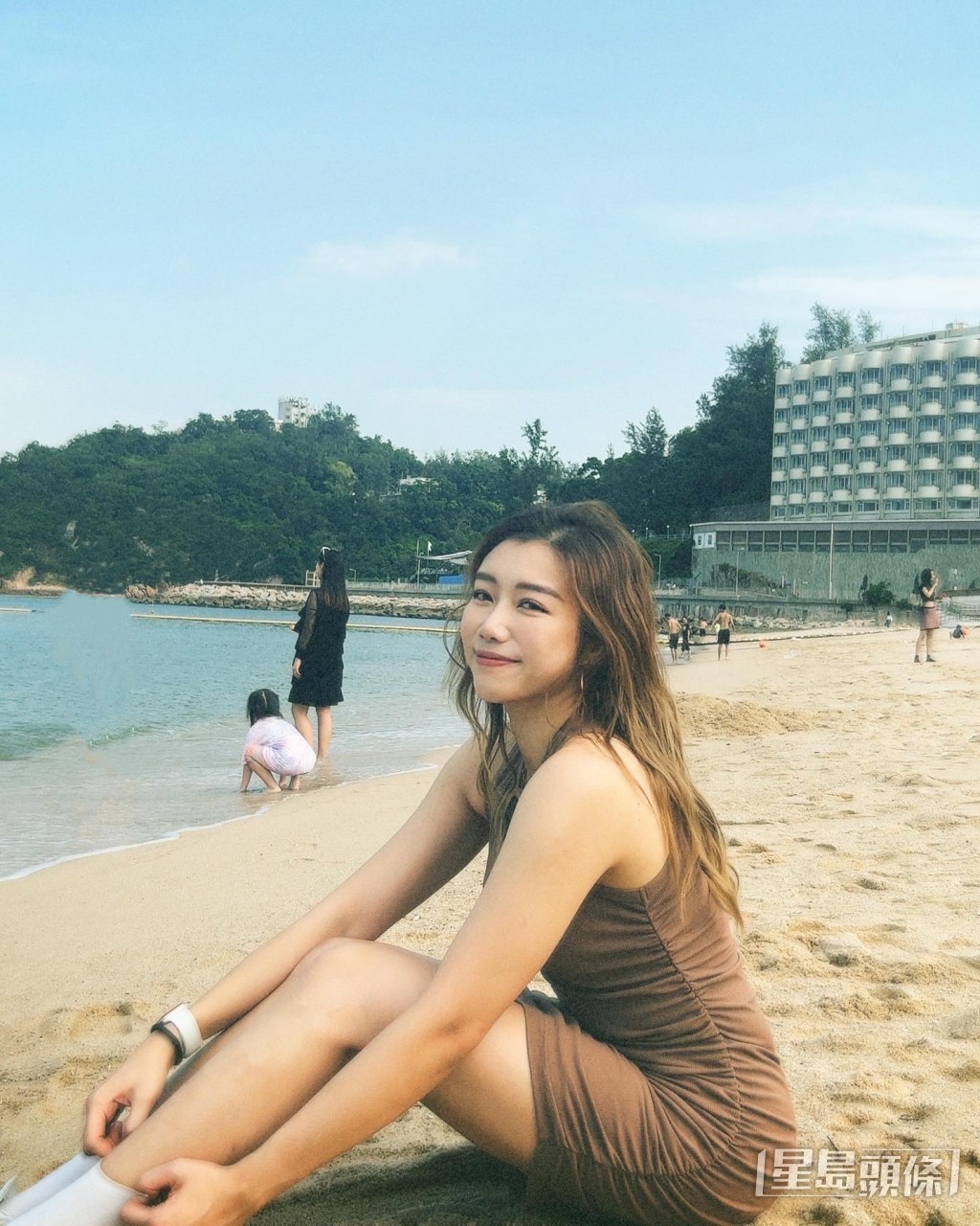 取景地係長洲東灣泳灘,康聰拍攝嘅Yelo幾靚。 取景地係長洲東灣泳灘,康聰拍攝嘅Yelo幾靚。
