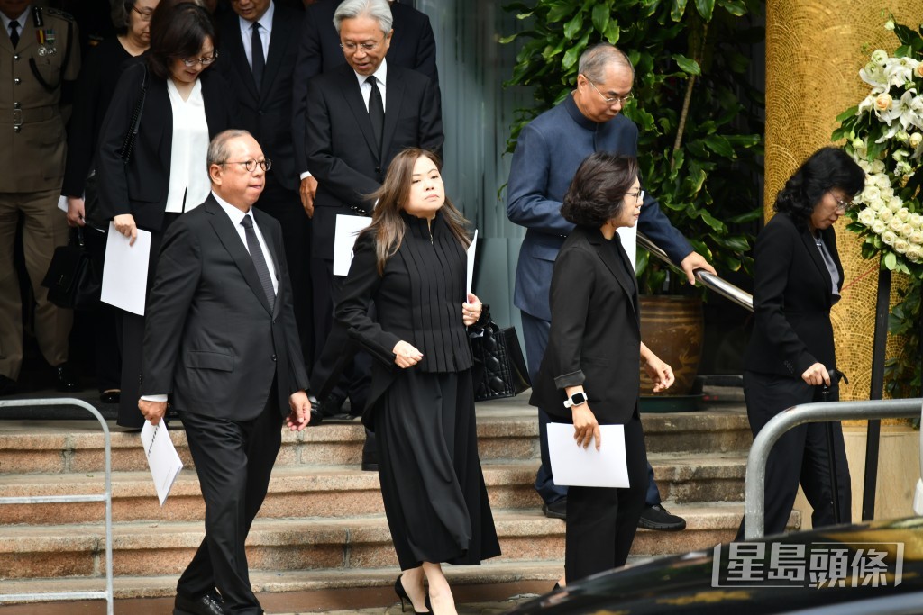 政商界人士陆续离场。图为文体旅局长罗淑佩(中)。 政商界人士陆续离场。图为文体旅局长罗淑佩(中)。