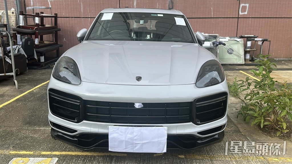 警方在財務公司負責人於荃灣的住所檢獲一部名貴房車,價值約140萬港元,相信為犯罪得益。 警方在財務公司負責人於荃灣的住所檢獲一部名貴房車,價值約140萬港元,相信為犯罪得益。