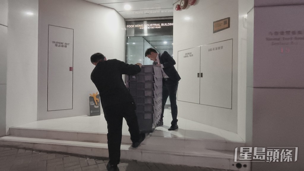 廉署人員準備多個膠箱以檢走證物。黃文威攝