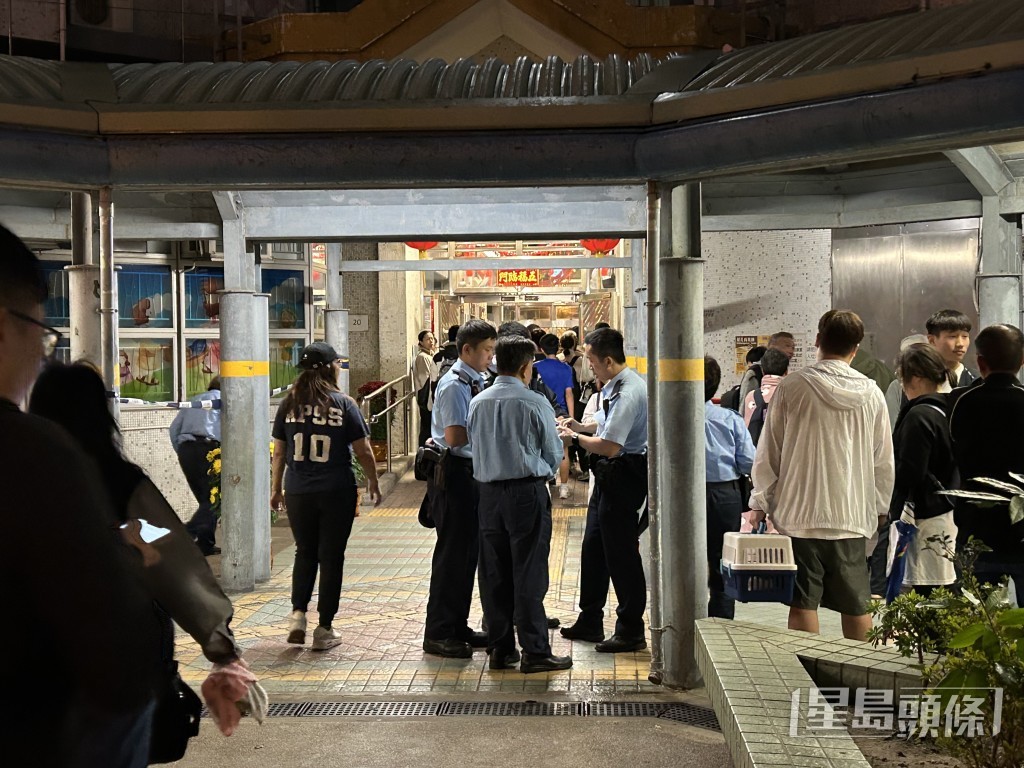 大批住客疏散至樓下暫避。