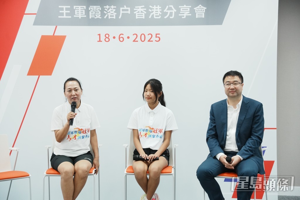 王軍霞(左)形容香港是特別國際化及現代化的城市,居民都特別積極,冀女兒「潛移默化」。汪旭峰攝 王軍霞(左)形容香港是特別國際化及現代化的城市,居民都特別積極,冀女兒「潛移默化」。汪旭峰攝