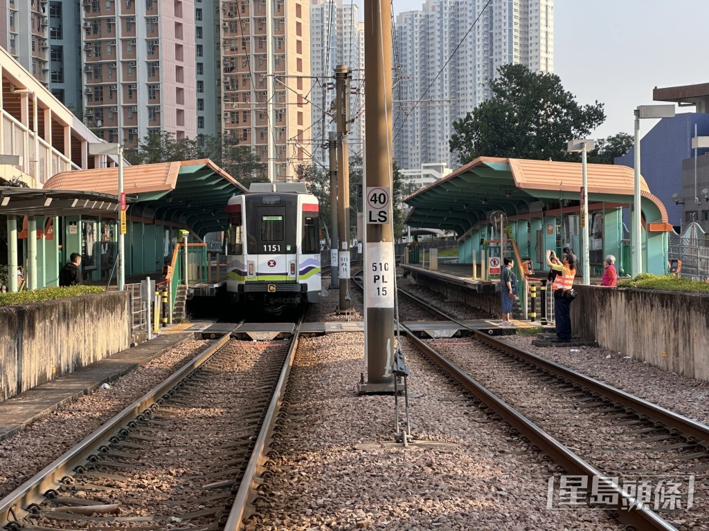 港鐵表示，受外來車輛損毀架空電纜影響，天悅站附近的輕鐵服務暫停。梁國峰攝