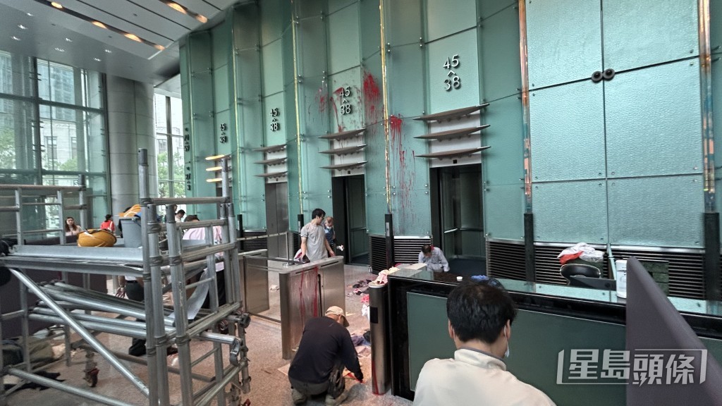 電梯大堂多處有油迹。蔡楚輝攝 電梯大堂多處有油迹。蔡楚輝攝