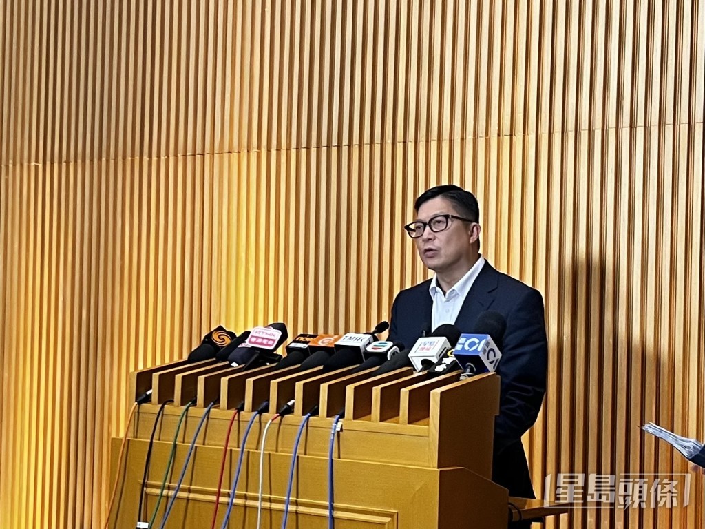 鄧炳強指柴灣峰華邨及北角富澤花園維修工程分別聲稱獲棚網阻燃合格證，惟政府與內地跟進調查後發現證書涉及虛假文書，已立案，港島重案組正調查。